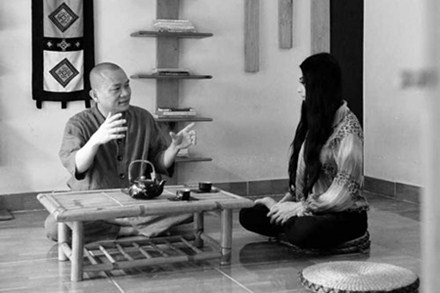 Chân[-]dung[-]cư[-]sĩ[-]thiền[-]bên[-]thiếu[-]nữ[-]khỏa[-]thân